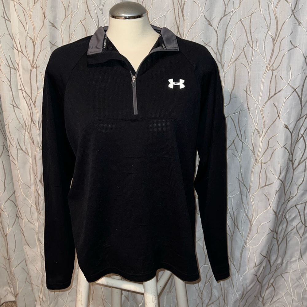 Men's Under Armour Black pullover. Medium